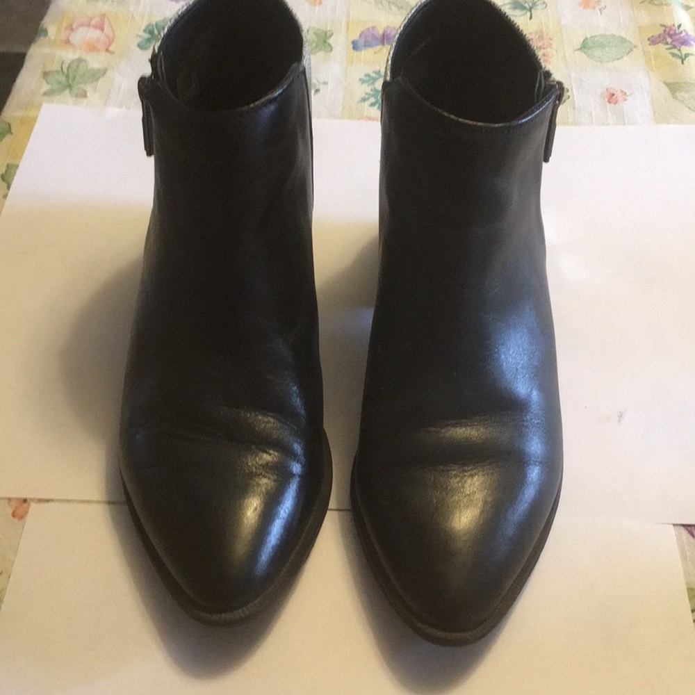 Black and white Circus booties 9m